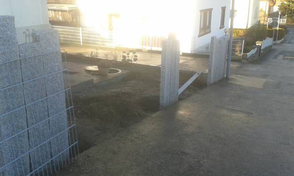 Granitstelen und Zaunbau