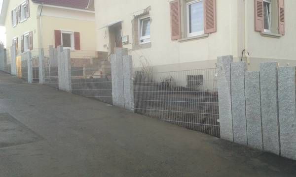 Granitstelen und Zaunbau