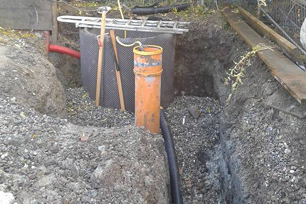 Hausanschluss und Wasserzisterne